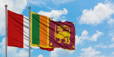 Peru ve Sri Lanka bayrağı birlikte beyaz bulutlu mavi gökyüzüne karşı rüzgarda sallayarak. Diplomasi kavramı, uluslararası ilişkiler.