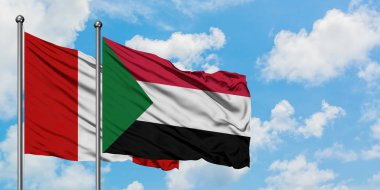 Peru ve Sudan bayrağı birlikte beyaz bulutlu mavi gökyüzüne karşı rüzgarda sallayarak. Diplomasi kavramı, uluslararası ilişkiler.