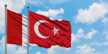 Peru ve Türkiye bayrağı havada havada sallanıyor. Diplomasi kavramı, uluslararası ilişkiler.