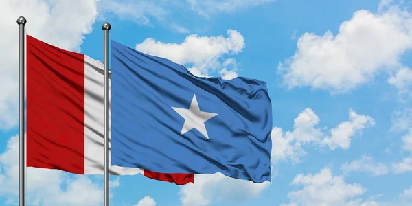 Peruánská a Somálská vlajka mávali ve větru proti bíle zatažené modré obloze. Diplomacie, mezinárodní vztahy. — Stock fotografie