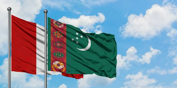 Bandera de Perú y Turkmenistán ondeando en el viento contra el cielo azul nublado blanco juntos. Concepto diplomático, relaciones internacionales . — Foto de Stock