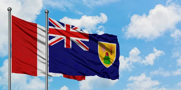 Bandera de Perú y las Islas Turcas y Caicos ondeando en el viento contra el cielo azul nublado blanco juntos. Concepto diplomático, relaciones internacionales . —  Fotos de Stock