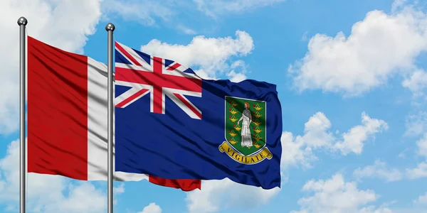 Bandera de Perú e Islas Vírgenes Británicas ondeando en el viento contra el cielo azul nublado blanco juntos. Concepto diplomático, relaciones internacionales . —  Fotos de Stock