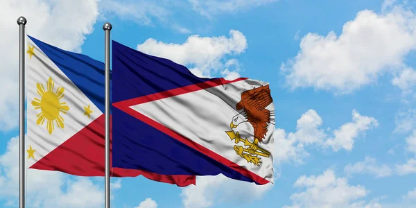 Bandera de Filipinas y Samoa Americana ondeando en el viento contra el cielo azul nublado blanco juntos. Concepto diplomático, relaciones internacionales . — Foto de Stock
