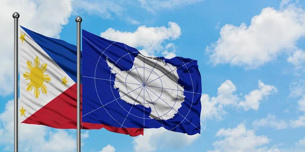 Bandera de Filipinas y la Antártida ondeando en el viento contra el cielo azul nublado blanco juntos. Concepto diplomático, relaciones internacionales . — Foto de Stock