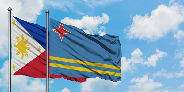 Filipinler ve Aruba bayrağı birlikte beyaz bulutlu mavi gökyüzüne karşı rüzgarda sallayarak. Diplomasi kavramı, uluslararası ilişkiler. — Stok fotoğraf
