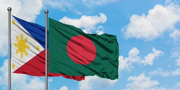 Bandera de Filipinas y Bangladesh ondeando en el viento contra el cielo azul nublado blanco juntos. Concepto diplomático, relaciones internacionales . — Foto de Stock