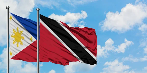 Filipinler ve Trinidad ve Tobago bayrağı birlikte beyaz bulutlu mavi gökyüzüne karşı rüzgarda sallayarak. Diplomasi kavramı, uluslararası ilişkiler. — Stok fotoğraf