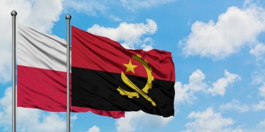 Polonya ve Angola bayrağı birlikte beyaz bulutlu mavi gökyüzüne karşı rüzgarda sallayarak. Diplomasi kavramı, uluslararası ilişkiler.