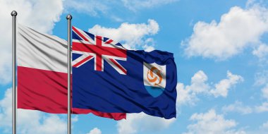 Polonya ve Anguilla bayrağı birlikte beyaz bulutlu mavi gökyüzüne karşı rüzgarda sallayarak. Diplomasi kavramı, uluslararası ilişkiler.