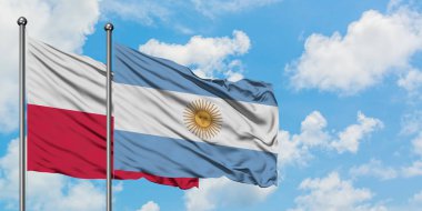 Polonya ve Arjantin bayrağı birlikte beyaz bulutlu mavi gökyüzüne karşı rüzgarda sallayarak. Diplomasi kavramı, uluslararası ilişkiler.