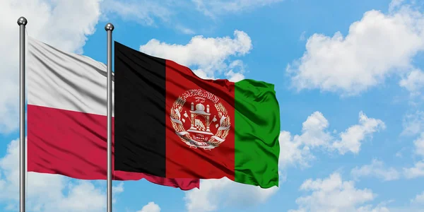 Bandera de Polonia y Afganistán ondeando en el viento contra el cielo azul nublado blanco juntos. Concepto diplomático, relaciones internacionales . — Foto de Stock