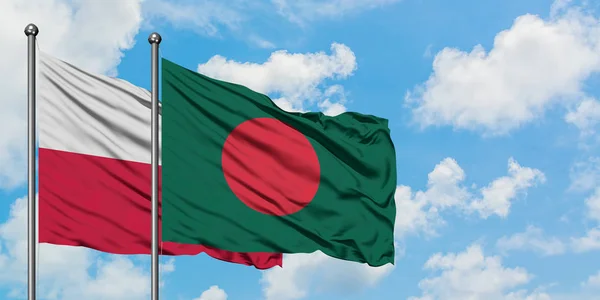 Bandera de Polonia y Bangladesh ondeando en el viento contra el cielo azul nublado blanco juntos. Concepto diplomático, relaciones internacionales . — Foto de Stock