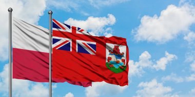 Polonya ve Bermuda bayrağı birlikte beyaz bulutlu mavi gökyüzüne karşı rüzgarda sallayarak. Diplomasi kavramı, uluslararası ilişkiler.