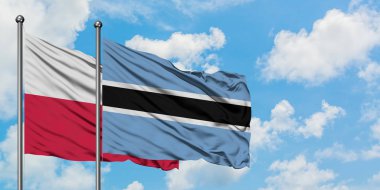 Polonya ve Botsvana bayrağı birlikte beyaz bulutlu mavi gökyüzüne karşı rüzgarda sallayarak. Diplomasi kavramı, uluslararası ilişkiler.