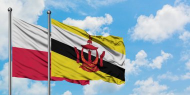 Polonya ve Brunei bayrağı birlikte beyaz bulutlu mavi gökyüzüne karşı rüzgarda sallayarak. Diplomasi kavramı, uluslararası ilişkiler.