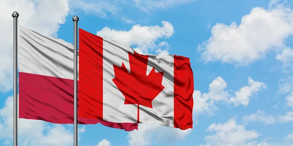 Bandera de Polonia y Canadá ondeando en el viento contra el cielo azul nublado blanco juntos. Concepto diplomático, relaciones internacionales . — Foto de Stock