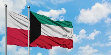 Polonya ve Kuveyt bayrağı birlikte beyaz bulutlu mavi gökyüzüne karşı rüzgarda sallayarak. Diplomasi kavramı, uluslararası ilişkiler.