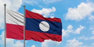 Polonya ve Laos bayrağı birlikte beyaz bulutlu mavi gökyüzüne karşı rüzgarda sallayarak. Diplomasi kavramı, uluslararası ilişkiler.