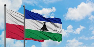 Polonya ve Lesotho bayrağı birlikte beyaz bulutlu mavi gökyüzüne karşı rüzgarda sallayarak. Diplomasi kavramı, uluslararası ilişkiler.