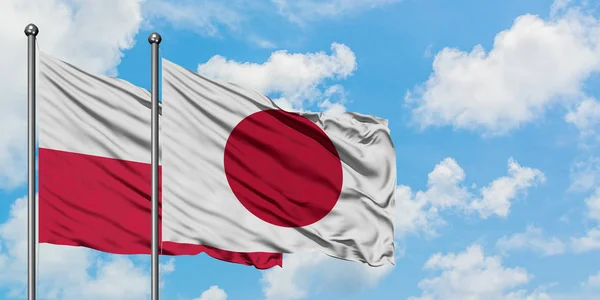 Polandia dan Jepang mengibarkan bendera dalam angin melawan langit biru berawan putih bersama-sama. Konsep diplomasi, hubungan internasional . — Stok Foto