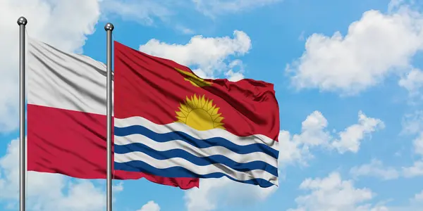 Bandera de Polonia y Kiribati ondeando en el viento contra el cielo azul nublado blanco juntos. Concepto diplomático, relaciones internacionales . — Foto de Stock