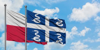 Polonya ve Martinik bayrağı birlikte beyaz bulutlu mavi gökyüzüne karşı rüzgarda sallayarak. Diplomasi kavramı, uluslararası ilişkiler.