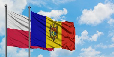 Polonya ve Moldova bayrağı birlikte beyaz bulutlu mavi gökyüzüne karşı rüzgarda sallayarak. Diplomasi kavramı, uluslararası ilişkiler.
