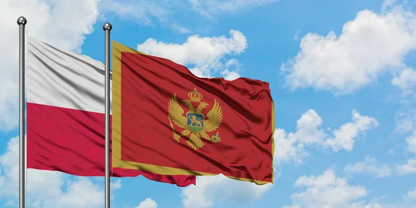 Polen och Montenegro flagga vinka i vinden mot vit grumlig blå himmel tillsammans. Diplomatisk koncept, internationella relationer. — Stockfoto