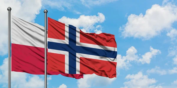 Bandera de Polonia y Noruega ondeando en el viento contra el cielo azul nublado blanco juntos. Concepto diplomático, relaciones internacionales . —  Fotos de Stock