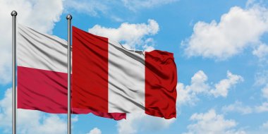 Polonya ve Peru bayrağı birlikte beyaz bulutlu mavi gökyüzüne karşı rüzgarda sallayarak. Diplomasi kavramı, uluslararası ilişkiler.