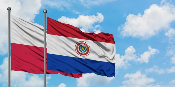Польща і Парагвай прапор розмахуючи в вітер проти білого хмарного синього неба разом. Концепція дипломатії, міжнародні відносини. — стокове фото