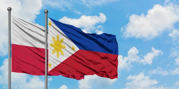 A bandeira da Polônia e Filipinas agitando no vento contra o céu azul nublado branco juntos. Conceito de diplomacia, relações internacionais . — Fotografia de Stock
