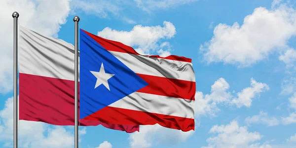 Bandera de Polonia y Puerto Rico ondeando en el viento contra el cielo azul nublado blanco juntos. Concepto diplomático, relaciones internacionales . — Foto de Stock