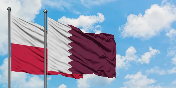 Polen och Qatar flagga viftande i vinden mot vit grumlig blå himmel tillsammans. Diplomatisk koncept, internationella relationer. — Stockfoto