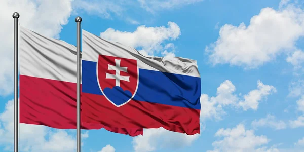Polen och Slovakien flagga vifta i vinden mot vit grumlig blå himmel tillsammans. Diplomatisk koncept, internationella relationer. — Stockfoto