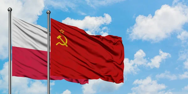 Polen en Sovjet-Unie vlag zwaaien in de wind tegen witte bewolkte blauwe hemel samen. Diplomatie concept, internationale betrekkingen. — Stockfoto