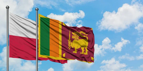 Polnische und sri lanka-Fahne wehen gemeinsam im Wind vor weißem wolkenblauem Himmel. Diplomatie-Konzept, internationale Beziehungen. — Stockfoto