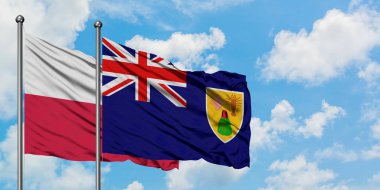 Polonya ve Turks ve Caicos Adaları bayrağı birlikte beyaz bulutlu mavi gökyüzüne karşı rüzgarda sallayarak. Diplomasi kavramı, uluslararası ilişkiler.