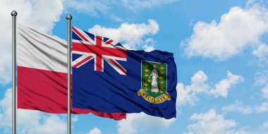 Polonya ve İngiliz Virgin Adaları bayrağı birlikte beyaz bulutlu mavi gökyüzüne karşı rüzgarda sallayarak. Diplomasi kavramı, uluslararası ilişkiler.