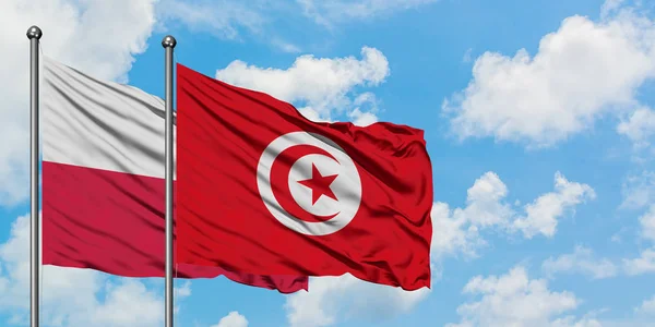 波兰和突尼斯国旗在风中飘扬，白云蓝天相聚。外交概念、国际关系. — 图库照片