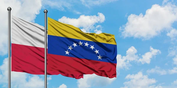 Lengyelország és Venezuela zászló integetett a szél ellen, fehér felhős kék ég együtt. Diplomáciai koncepció, nemzetközi kapcsolatok. — Stock Fotó