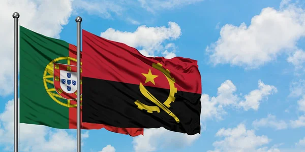 Portogallo e Angola sventolano insieme la bandiera contro il bianco cielo azzurro nuvoloso. Concetto di diplomazia, relazioni internazionali . — Foto Stock