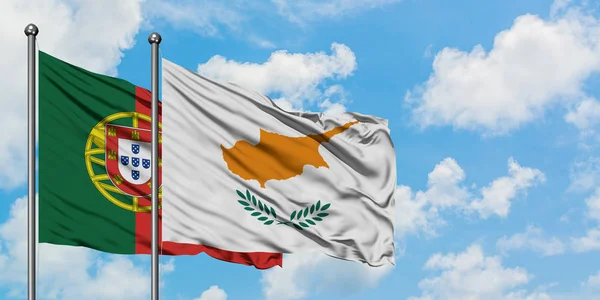 Portugalsko a Kypr vlají ve větru proti bíle zatažené modré obloze. Diplomacie, mezinárodní vztahy. — Stock fotografie