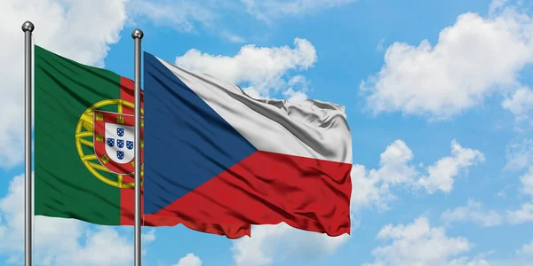 Die Flagge Portugals und der Tschechischen Republik weht gemeinsam im Wind vor dem wolkenverhangenen blauen Himmel. Diplomatie-Konzept, internationale Beziehungen. — Stockfoto