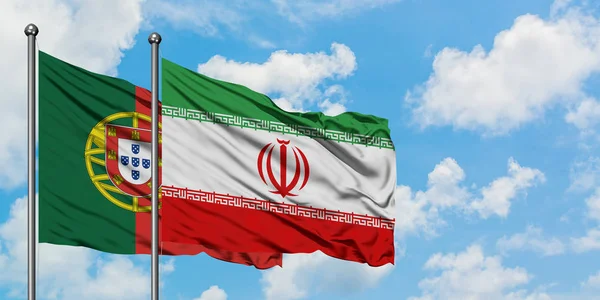 Portogallo e Iran sventolano insieme la bandiera contro il bianco cielo blu nuvoloso. Concetto di diplomazia, relazioni internazionali . — Foto Stock