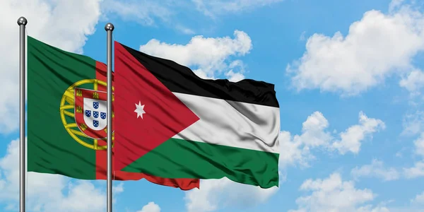 Portogallo e Giordania sventolano insieme la bandiera contro il bianco cielo blu nuvoloso. Concetto di diplomazia, relazioni internazionali . — Foto Stock