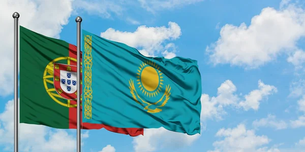 Portogallo e Kazakistan sventolano insieme la bandiera contro il bianco cielo blu nuvoloso. Concetto di diplomazia, relazioni internazionali . — Foto Stock