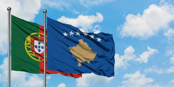 Portogallo e Kosovo sventolano insieme la bandiera contro il bianco cielo azzurro nuvoloso. Concetto di diplomazia, relazioni internazionali . — Foto Stock