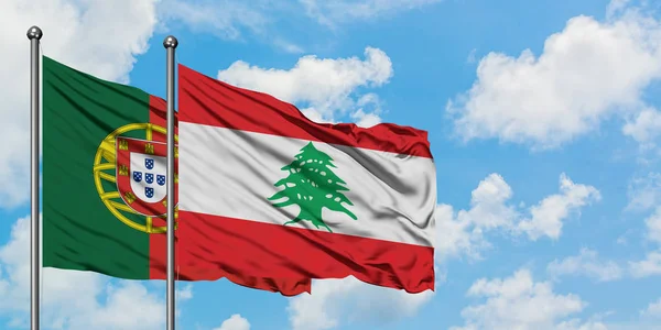 Bandera de Portugal y Líbano ondeando en el viento contra el cielo azul nublado blanco juntos. Concepto diplomático, relaciones internacionales . — Foto de Stock